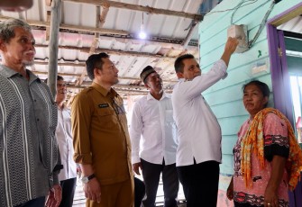 Gubernur Ansar saat meresmikan Operasional Genset dan Jaringan Listrik 3 Pulau Hinterland Batam