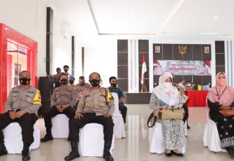 Waka Polres Lingga Kompol Karyono, S.H bersama Pejabat Utama Polres Lingga saat melakukan Peninjauan kegiatan Vaksinasi dan mengikuti Video Conference dengan Kapolri