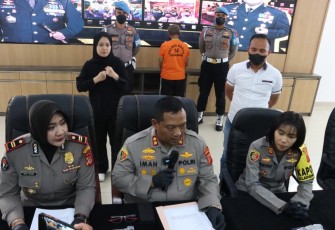 Kapolsek Klapanunggal AKP Irrine Kania Defi,.S.I.K,. M.M bersama Kapolres Bogor AKBP Dr Iman Imannudin,. S.H,.S.I.K,.M.H (tengah) saat konferensi pers di Polres Bogor, Kecamatan Cibinong, Rabu (7/12/2022).