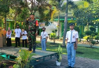 Danramil Majayan saat Berikan Wawasan Kebangsaan ke Siswa SMKN 1 Mejayan