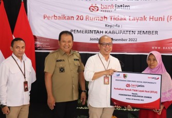 Bank Jatim saat Salurkan CSR ke Pemkot Batu dan Pemkab Jember