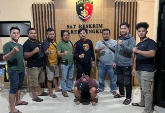 Tersangka (jongkok diborgol) saat diamankan