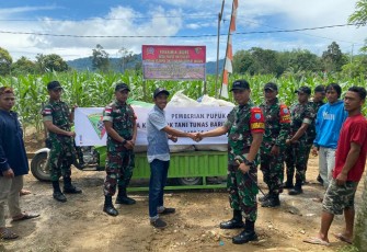 Dansatgas Yonif 645/Gty saat Beri Bantuan Pupuk ke Poktan Tunas Baru di Perbatasan