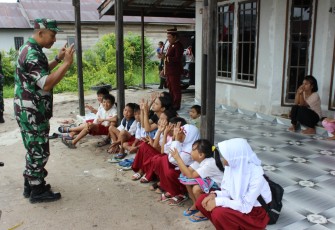 Personel Satgas TMMD Perkenalkan Peran dan Tugas Pokok TNI Kepada Para Siswa