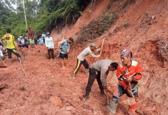 Potret Kekompakan Polisi dan Masyarakat Maje Gotong-royong Bersihkan Jalan Tertutup Longsor