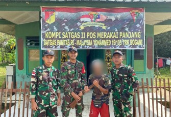Warga Perbatasan saat Serahkan Senpi Rakitan ke Satgas Pamtas Yonarmed 19/105 Trk Bogani