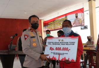 Penyaluran bantuan secara simbolis oleh Waka Polda Bengkulu Brigjen Pol Drs. Hari Prasojo M.H.