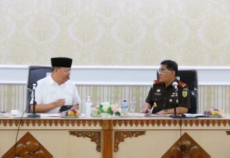 Kajati Bengkulu Heri Jerman saat Rapat Koordinasi bersama Gubernur Bengkulu Rohidin Mersyah beserta jajaran terkait Pembahasan Legal Opinion (LO) Terhadap Rencana Penggantian Jalan dari PT. Injatama, Rabu (15/6/2022).