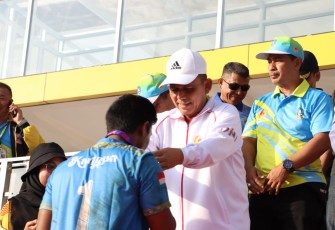 Pengalungan Medali oleh Gubernur Ansar kepada Atlet