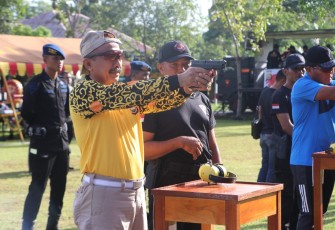 Kapolda Bengkulu saat lomba menembak