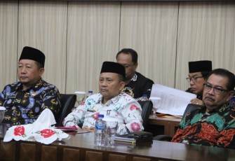 Sekda Hamka saat ikuti Rakornas Penguatan, Pembinaan, Pengawasan dan Pengelolaan BUMD bersama KPK RI via virtual meeting, di Ruang Pola Pemprov Bengkulu, Kamis (08/09).