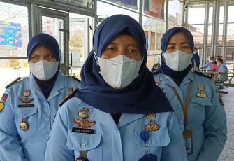 Kepala Lapas Perempuan Bengkulu Gayatri Rachmi Rilowati didampingi Kasi Adm Kamtib Lapas Perempuan Bengkulu Devi Damayanti dan Kasi Binadik dan Giatja Lapas Perempuan Bengkulu Fahrennisa
