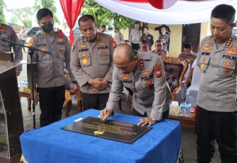 Kapolda Bengkulu saat tandatangani prasasti peresmian Klinik Medika 15 Dit Polair Polda Bengkulu