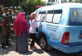 Babinsa Kedunggalar saat Dampingi Petugas Kesehatan Evakuasi ODGJ