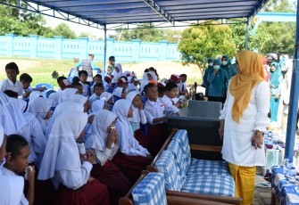 Hj. Dewi Kumalasari Ansar saat sapa anak-anak