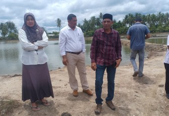 Kadis Perikanan dan Anggota DPRK Aceh Timur saat Tinjau Jembatan Rusak
