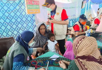 Tim Medis Indonesia saat Edukasi Masyarakat di Pos Pengungsian Korban Banjir Pakistan