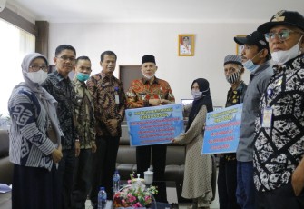 Wabup Pasaman Sabar As, Serahkan Bantuan Pada Korban Luka Bakar