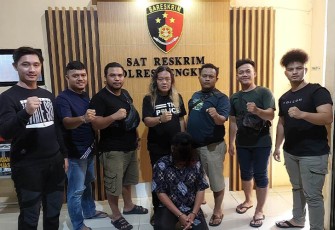 Tersangka (jongkok diborgol) saat diamankan