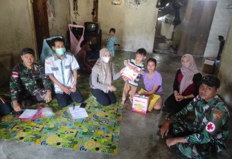 Satgas Pamtas Yonif 645/Gty saat Berikan Bantuan Pemeriksaan Kepada Balita Stunting di Perbatasan
