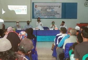 Pembagian BLT-DD di Balai Pertemuan desa setempat.
