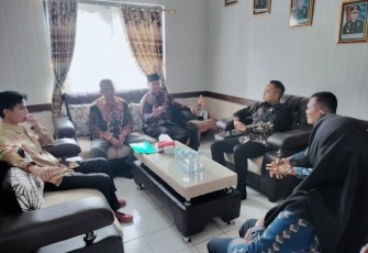 Kepala Seksi (Kasi) Pendidikan Diniyah dan Pondok Pesantren Kemenag Limapuluh Kota Ifkar, beserta jajaran Kemenag Limapuluh Kota saat mendatangi Lapas Kelas III Suliki, terkait pematangan rencana Lapas berbasis Pondok Pesantren. 