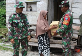 Aksi Sosial Babinsa Bersama Pelatih Rindam XII/Tpr Bagikan Sembako