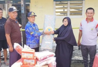 Wabup Pesibar saat Berikan Bantuan Pada Warga Yang Terdampak