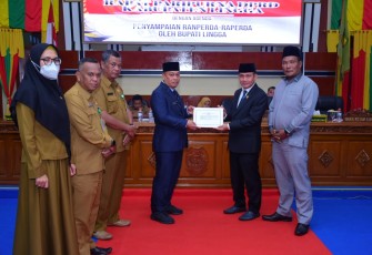 DPRD Kabupaten Lingga saat Rapat Paripurna dengan agenda Penyampaian atau Penjelasan Ranperda sekaligus mendengar tanggapan Fraksi-fraksi DPRD terhadap Ranperda yang diajukan oleh Pemkab Lingga, Senin (13/06/2022).