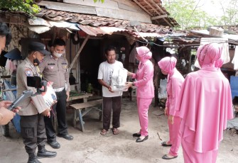 Bhayangkari Polres Kaur saat Salurkan Bansos Untuk Warga Kurang Mampu