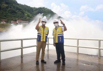 Bupati Trenggalek, Mochamad Nur Arifin, saat mendampingi kunjungan Direktur Pelaksanaan Pembiayaan Infrastruktur Sumber Daya Air (PPISDA) Kementerian PUPR, Ir. Arvi Argyantoro, M.A di Bendungan Tugu.