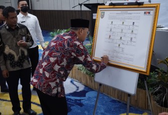 Gubernur Bengkulu Rohidin Mersyah saat teken komitmen bersama KPK