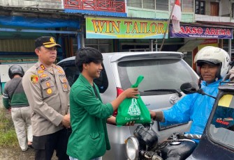 Polres Jajaran Polda Bengkulu saat Bagikan Bantuan