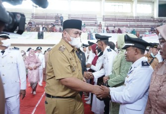 Bupati Asahan saat Lantik Kepala Desa Terpilih Hasil Pemilihan Kepala Desa Serentak Bergelombang Tahun 2022