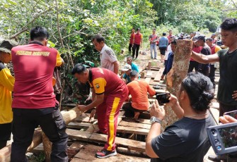 Kapolres Lingga saat Turun Langsung Bantu Warga Perbaiki Jembatan
