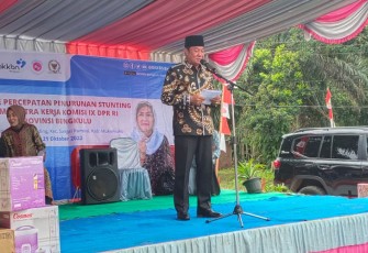 Wagub Bengkulu Rosjonsyah saat menghadiri kampanye Percepatan Penurunan Stunting bersama Mitra Kerja Komisi IX DPR RI Hj. Elva Hartati yang digelar di lapangan Desa Padang Gading, Kec. Sungai Rumbai Kab. Mukomuko, 21/10/2022.