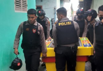 Polisi saat amankan mesin judi