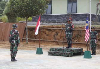 Dansatgas Pamtas RI-Malaysia Yonif 621/Manuntung saat Pimpin Apacara Pembukaan Patroli Terkoordinasi TNI-TDM