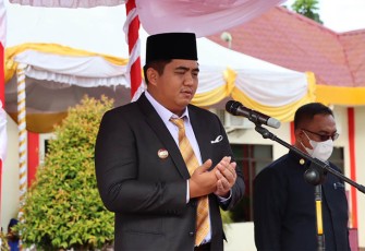 Bupati Bintan Roby Kurniawan, S.P.W.K., saat memimpin Apel Gelar Pasukan Operasi Lilin Seligi Tahun 2022 di Halaman Upacara Mapolres Bintan,Senin(22/12/2022).