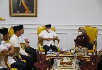 Gubernur Bengkulu Rohidin Mersyah saat terima audiensi Deputi Bidang Pelayanan Publik Kemenpan RB Diah Natalisa di Gedung Daerah Balai Raya Semarak Bengkulu, Rabu (15/06).