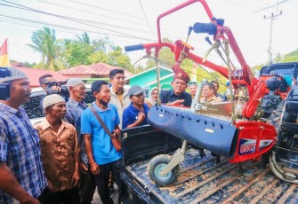 Gubernur Ansar saat Serahkan Bantuan ke Poktan Bintan
