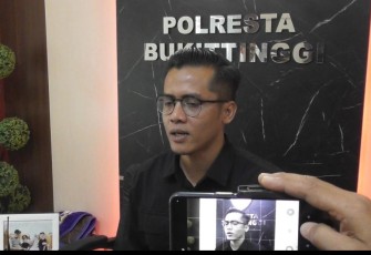 Ps Kasat Reskrim Polresta Bukittinggi AKP Fetrizal S, S.IK saat diwawancara awak media terkait penangkapan diduga pelaku tindak pidana perdagangan orang.