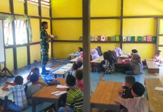 Personel Satgas Pamtas Yonarmed 19/105 Trk Bogani saat Jadi Guru Ngaji TPQ di Perbatasan