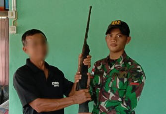 Warga Perbatasan RI-MLY Taat Hukum saat Serahkan Senjata Api Rakitan Kepada Satgas Pamtas Yonif 645/GTY