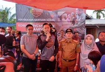AHY saat mengunjungi masyarakat terdampak Gempa Bumi di Pasaman, Selasa (22/3/2022). 