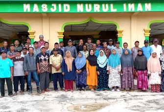 Zulfadli Oyong dan Sartiman dari Fraksi NasDem foto bersama seusai Tampung Aspirasi Pegawai Pensiunan PTPN Alue Ie Mirah 