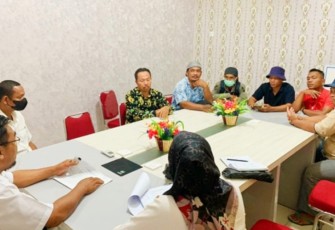 Kepala Desa Sebong Lagoi Mazlan saat berkoordinasi langsung dengan RT/RW setempat