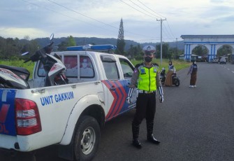 Anggota Satlantas Polres Kepahiang saat siaga di salah satu titik rawan balap liar, Minggu (20/03) kemarin.