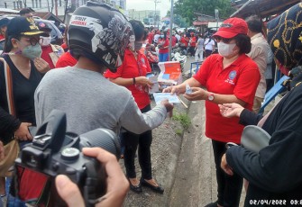 Ketua TP-PKK Kota Bitung bersama Sekretaris 1 TP-PKK saat berbagi masker dan handsanitaizer.