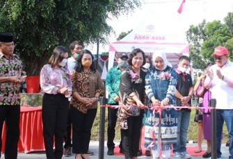 Pengguntingan pita pada peresmian lapangan voli oleh ketua umum TP-PKK